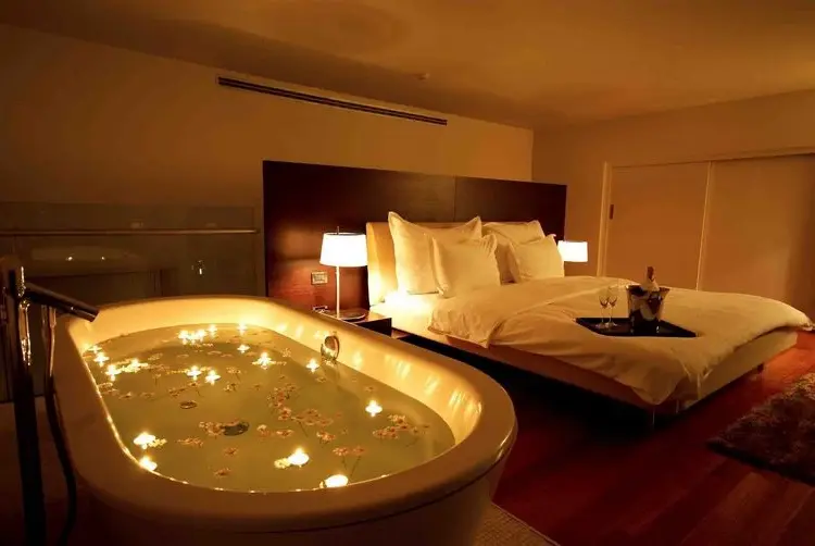 Bathtub-in-the-bedroom-candles-light-romantic-atmosphere-create