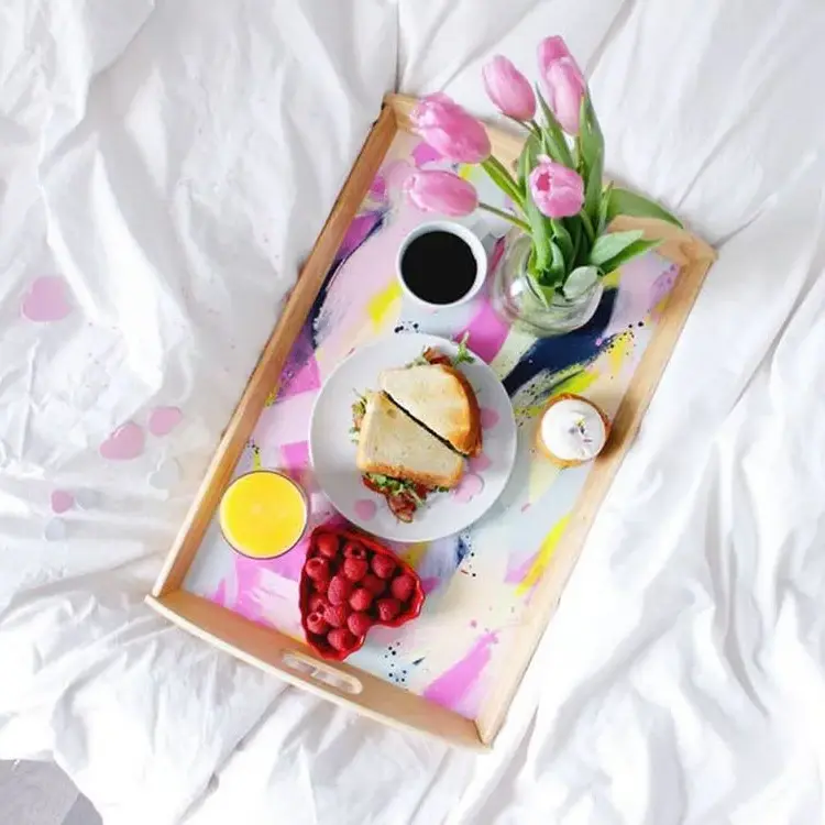 Breakfast-in-the-bed-tray-decorate-romantic