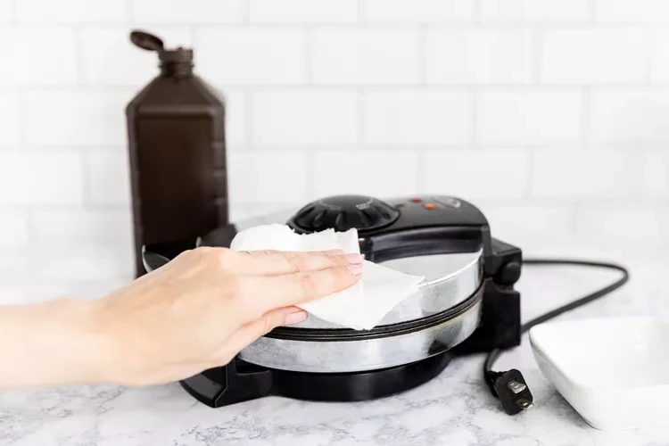 https://deavita.net/wp-content/uploads/2023/02/Clean-the-outside-of-waffle-maker-with-gentle-household-remedies-like-baking-powder-and-hydrogen-peroxide.webp