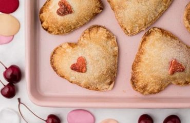 Crunchy puff pastry biscuits with a berry filling