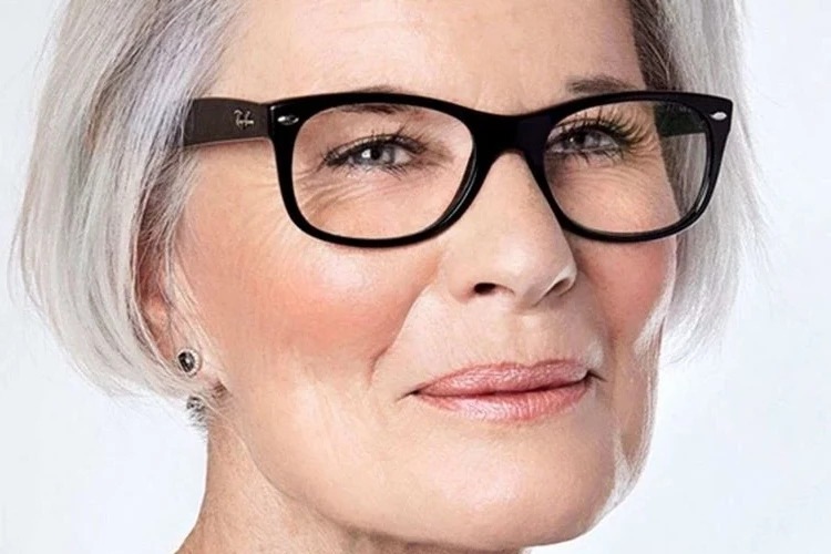 Eye-makeup-for-women-over-50-with-glasses