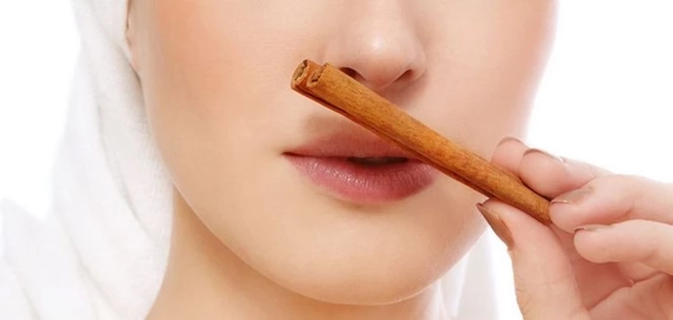Get rid of wrinkles around the lips with cinnamon powder