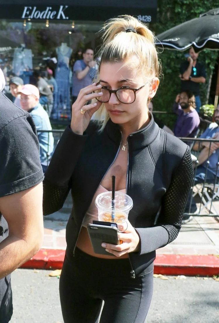 Hailey-Bieber-style-glasses-2022