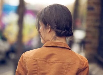 How-to-do-a-modern-banana-bun-trendy-hairstyle-2023