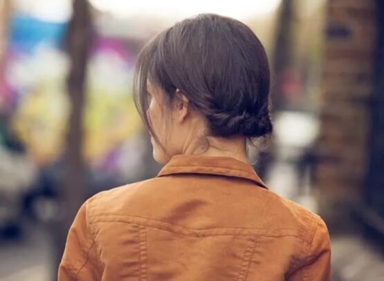 How-to-do-a-modern-banana-bun-trendy-hairstyle-2023
