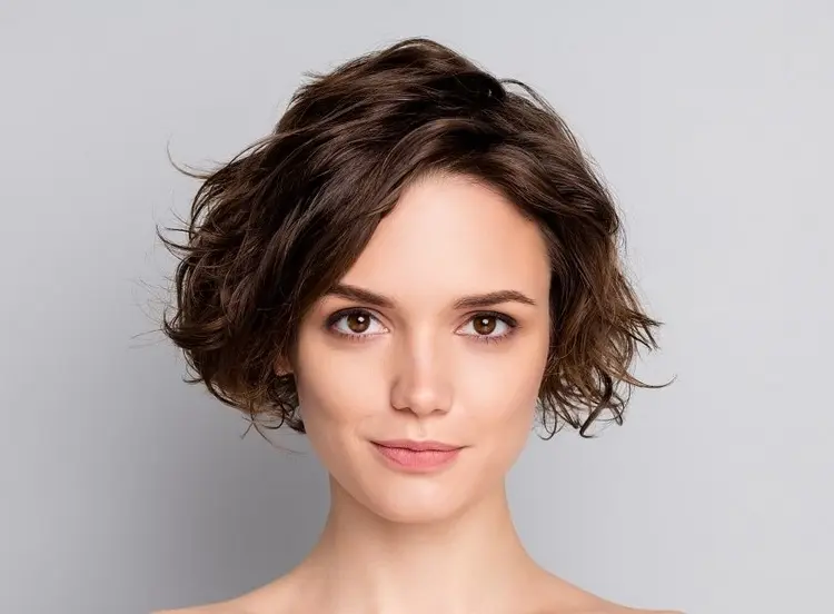 Messy-and-charming-short-hair-style-for-ladies