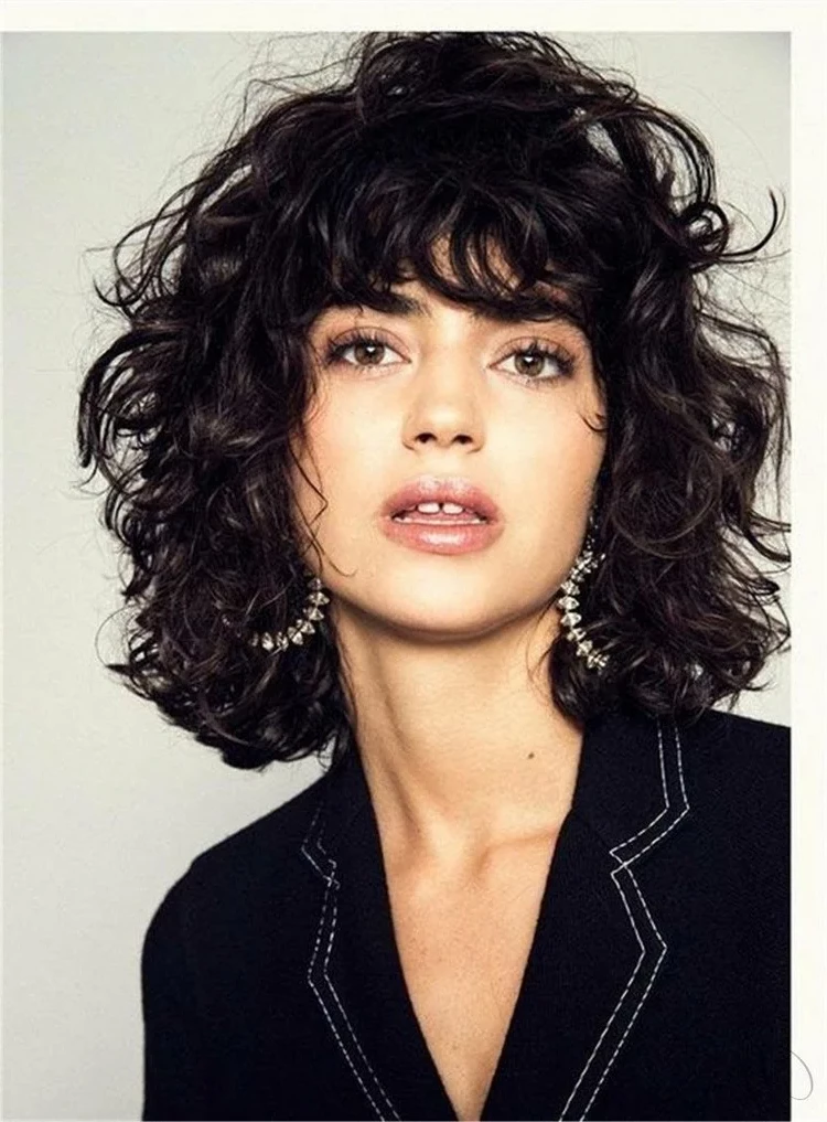 Messy pageboy haircut gives your waves extra volume