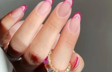 Micro-French-manicure-super-chic-2023-nail-trend