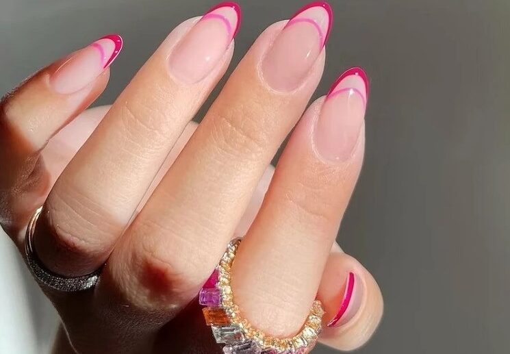 Micro-French-manicure-super-chic-2023-nail-trend
