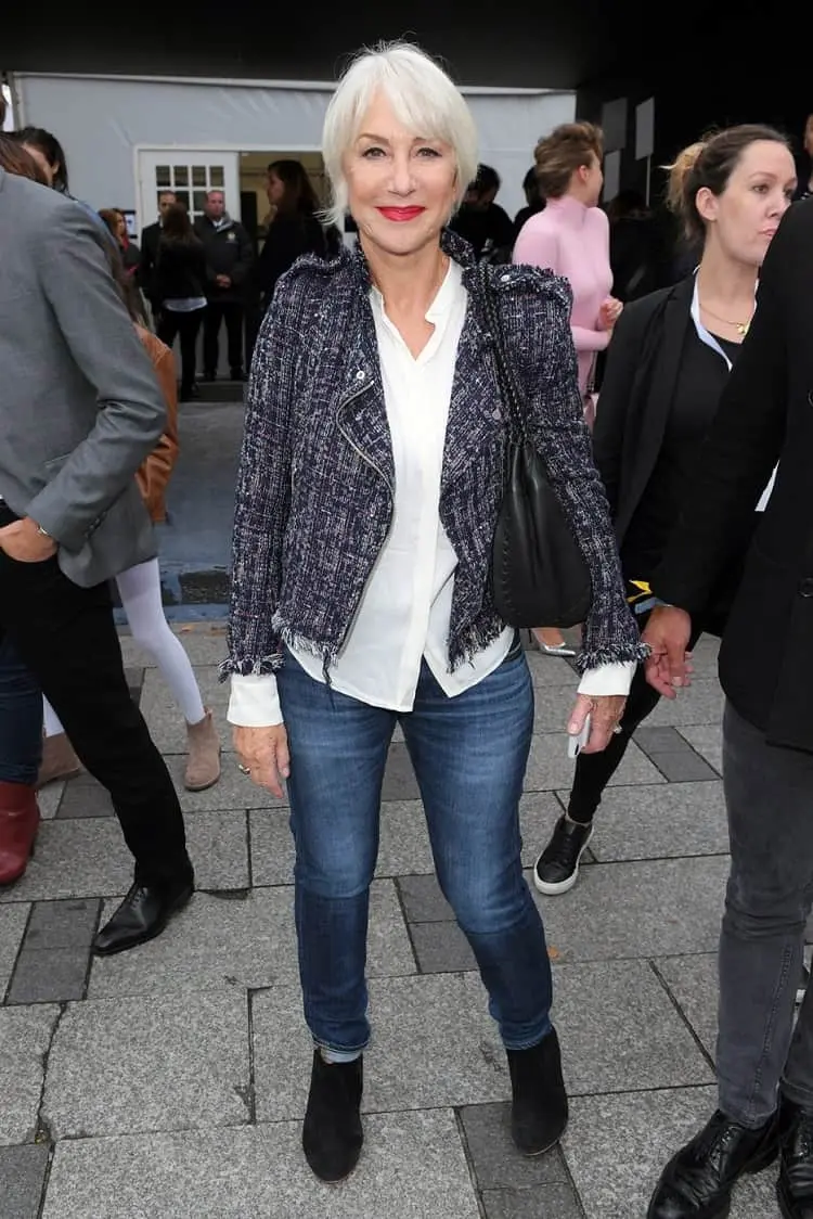 Older-women-can-combine-low-rise-jeans-with-long-tops