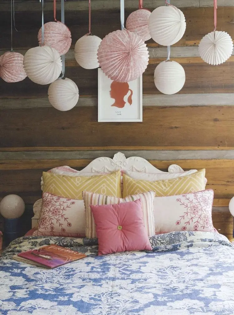 Paper-lanterns-craft-decorate-bedroom-valentine's-day
