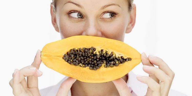 DIY papaya mask with honey and turmeric to prevent lip wrinkles