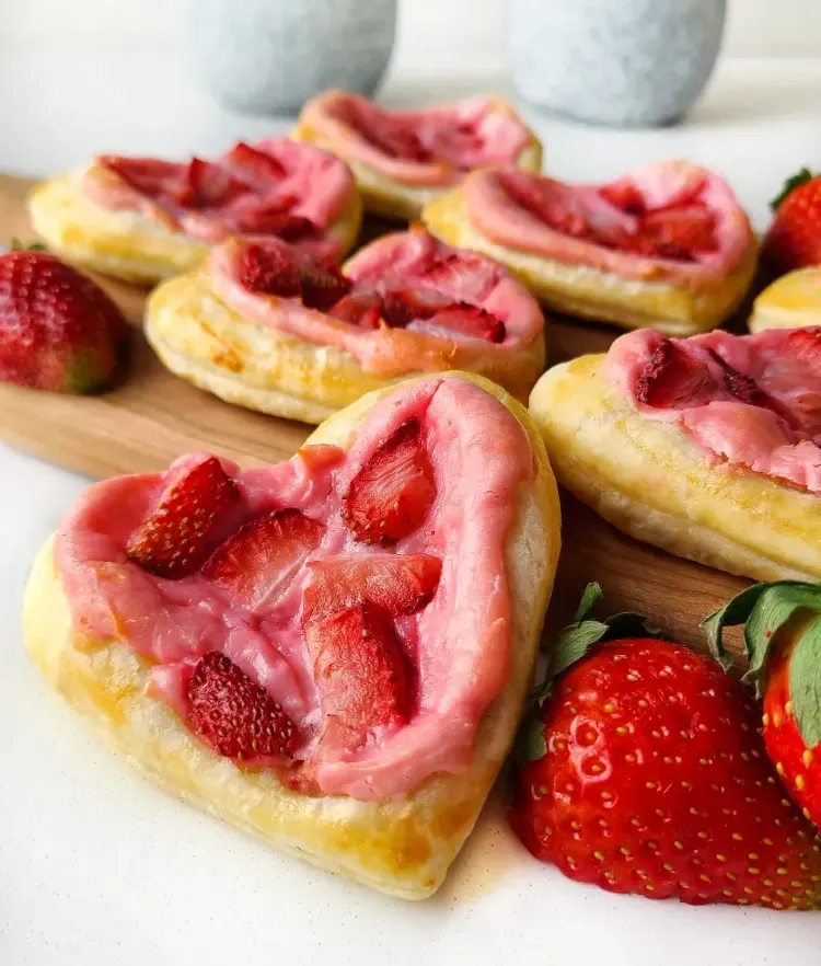 Puff pastry hearts with berries and cream cheese filling