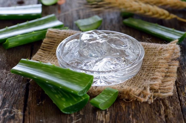 Use aloe vera gel on the wrinkles around the mouth