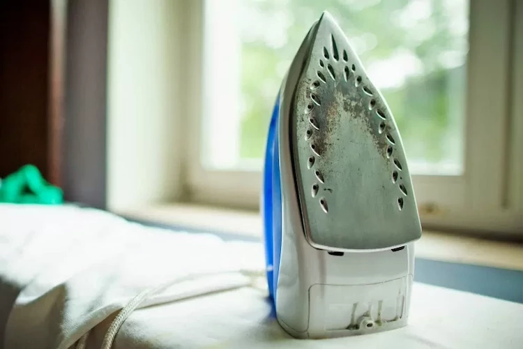 Why the iron gets dirty how to clean it with aluminum foil
