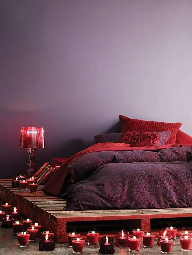 Wooden-pallets-bed-do-it-yourself-decorate-candles-linen-textiles