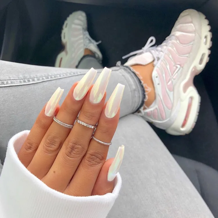 ballerina-shaped-nails-trend-2023-chrome-nails-manicure-with-mirror-effect