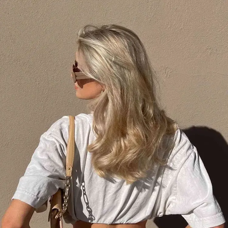 best-cuts-hairstyles-woman-hair-blonde-beige-champagne-hair-2023