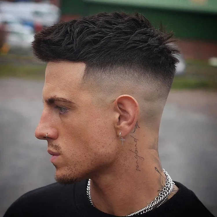 What is the low fade haircut for men? Find out more + 15 looks to inspire  you to get this 2023 trendy cut