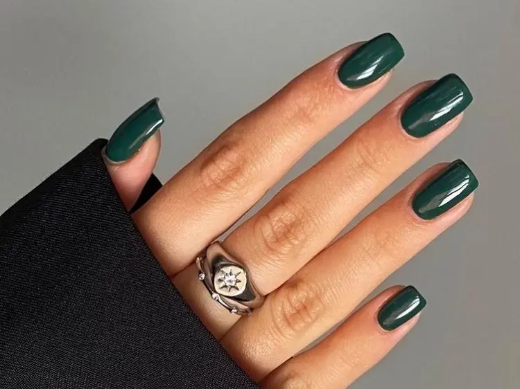 dark green nails trends 2023