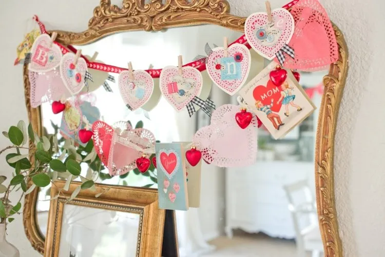 decoration-ideas-valentine's-day-bed-romantic-mirror-frames-gold-cards-garland-diy