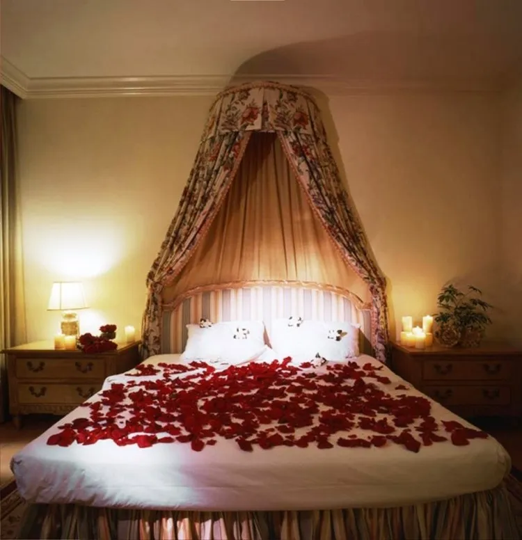 decoration-ideas-valentine's-day-bedroom-bed-vintage-canopy-bed-night-lamp-bedspread-rose-flowers