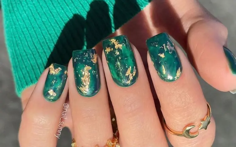 emerald green marble nails design 2023
