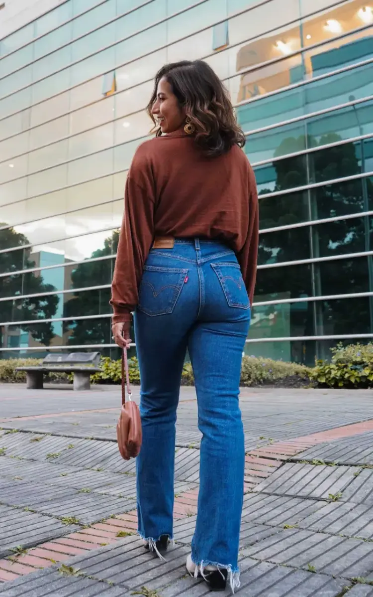 flared jeans for curvy women outfit inspiration fashion 2023