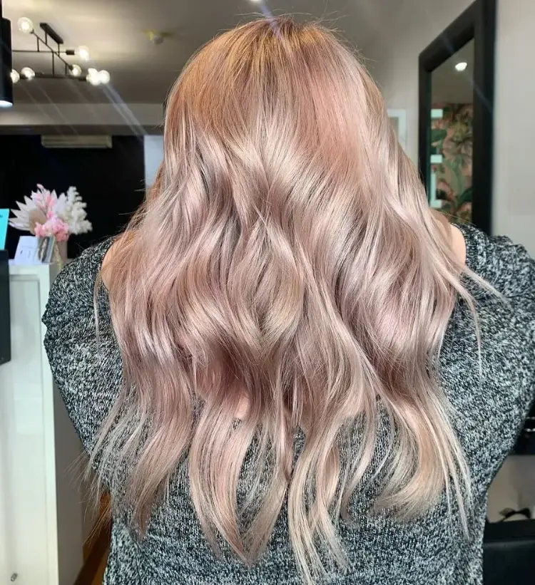 hair-coloring-trend-2023-blonde-and-champagne-highlights-blond-pink