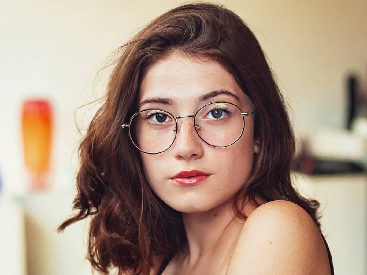 Which hairstyle with glasses to choose? 19 looks based on your face shape  and hair colour