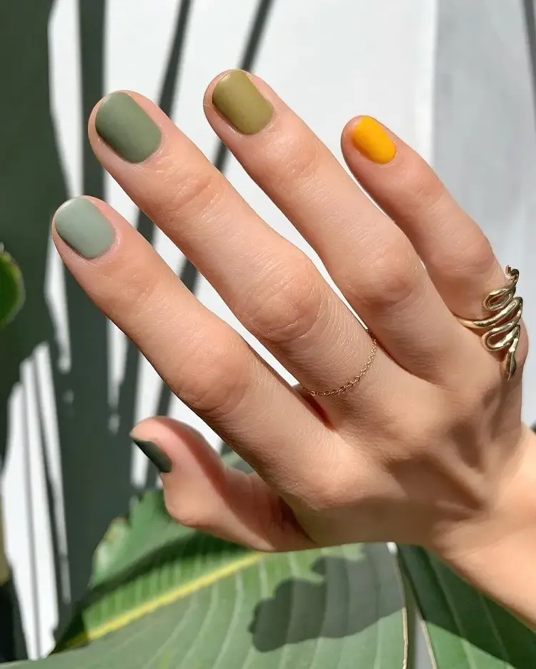 how-to-care-for-short-nails-trend-manicure-2022-nail-art-spring