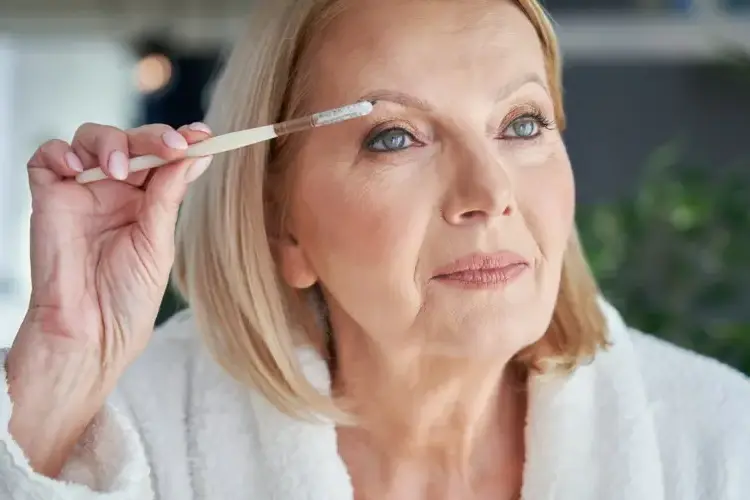 cómo hacer tus cejas mujeres mayores de 50 ideas de consejos de maquillaje 2023