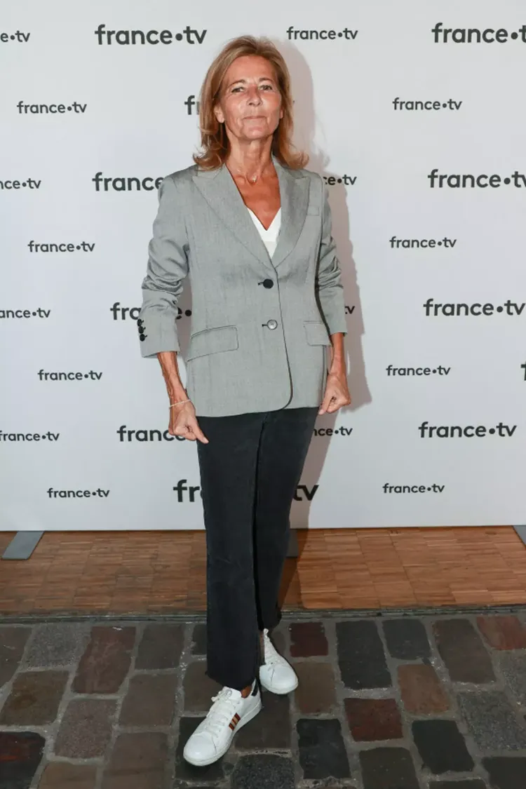 how-to-wear-sneakers-a-60-year-old-idea-dress-claire-chazal-white-sneakers-with-black-pants-and-grey-jacket