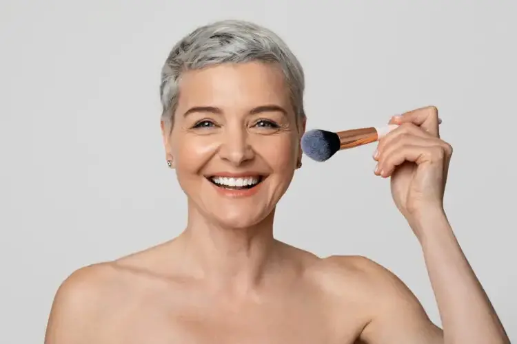 Maquillaje para mujeres mayores de 50 años. La mejor base para usar a esta edad que cubre las arrugas.