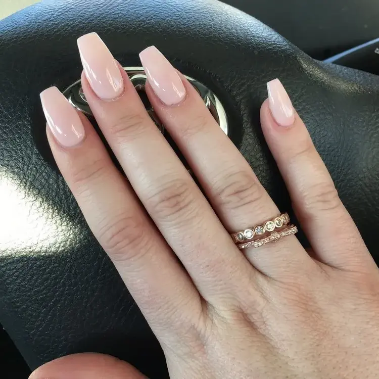 nail-art-simple-and-chic-nude-colours