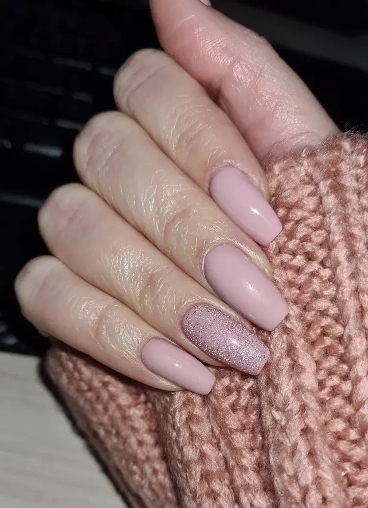 nail-art-winter-2023-manicure-trendy-nude-nails-with-glitter
