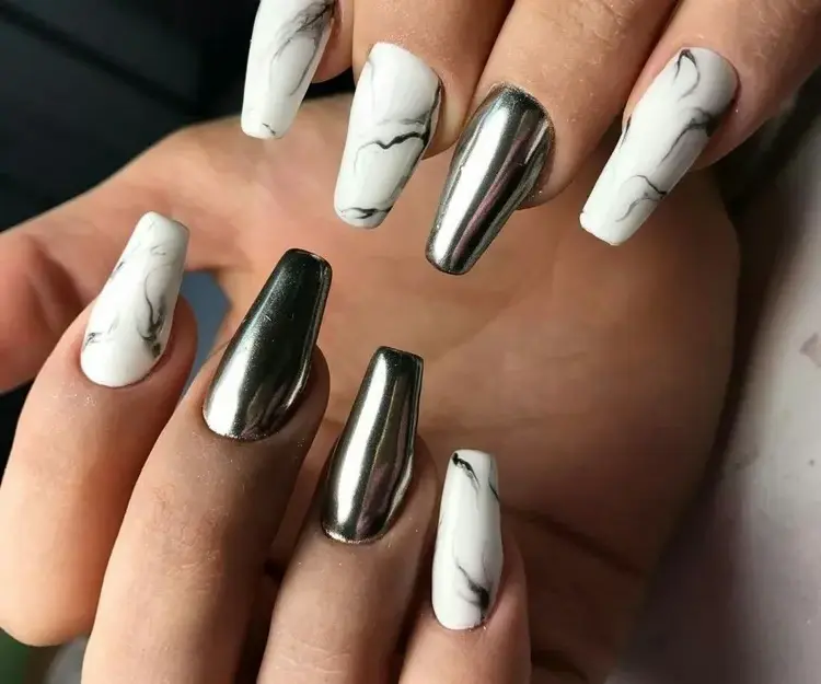 nail-art-winter-2023-marble-effect-chrome-nails-ballerina-nails