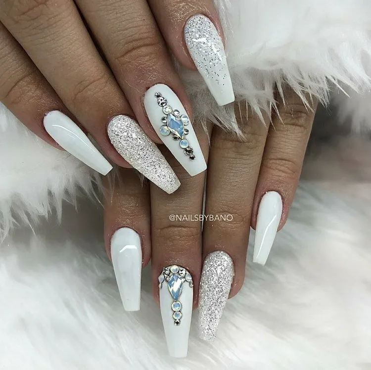 nails-trend-2023-white-manicure-with-rhinestones