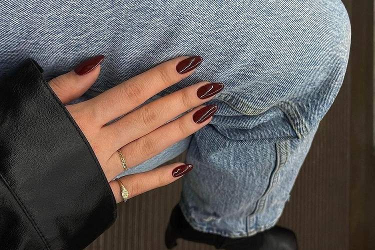 old money nails burgundy red manicure rich girl style
