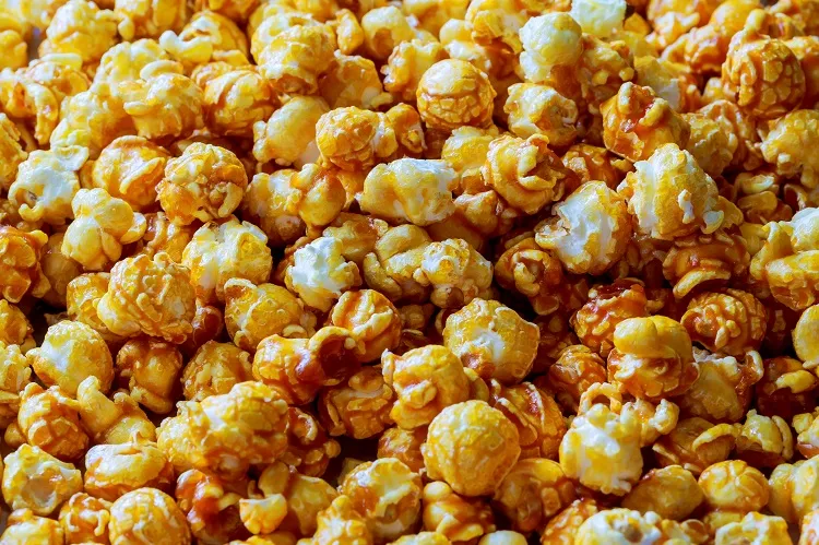 popcorn sweet midnight snack that's quick and easy to make
