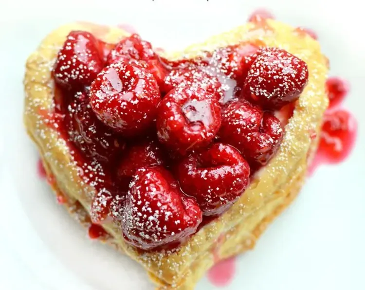 puff pastry bites with raspberry jam