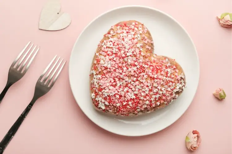 quick-chocolate-cake-with-sugar-icing-valentines-day-cake-in-heart-shape
