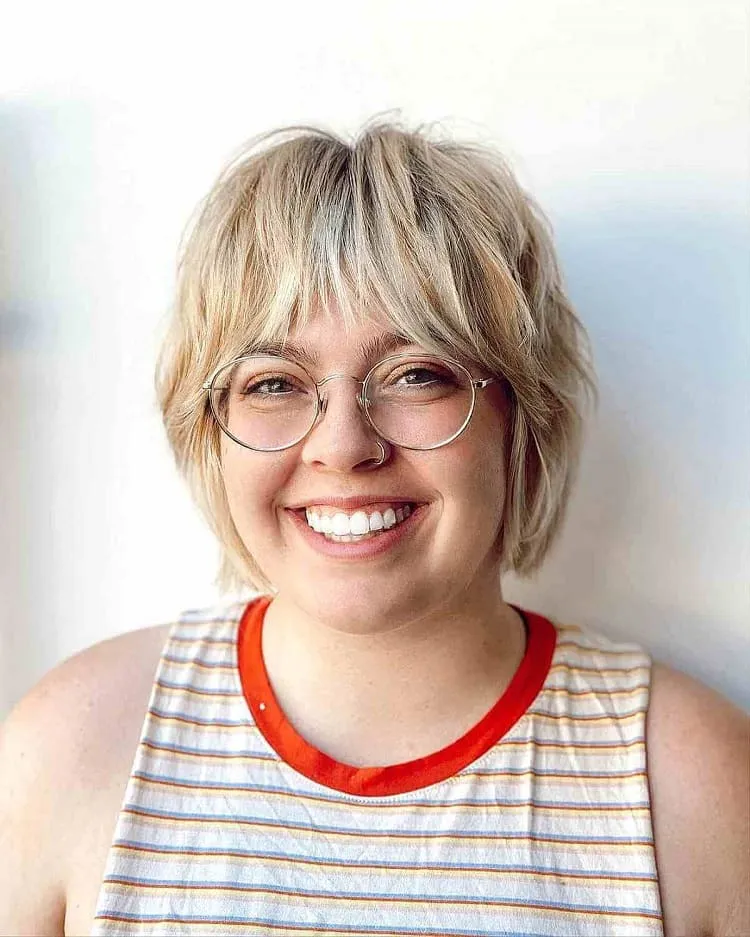 shaggy-pixie-bob-for-women-with-glasses-and-round-face