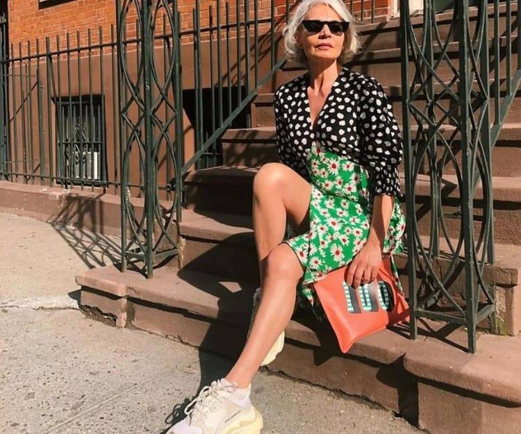 What sneakers to wear at 60 to keep up with the trends without losing  comfort? 14 inspirational looks!