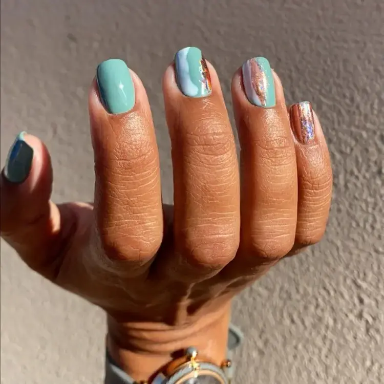 trend-manicure-short-nails-woman-2022-varnish-trend-spring
