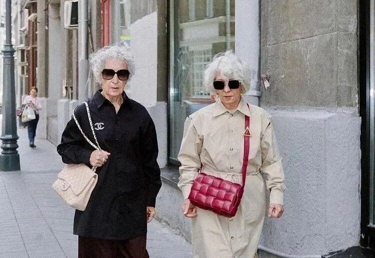 what color clothes to wear after 70 to look youthful and in style ideas outfit inspiration 2023