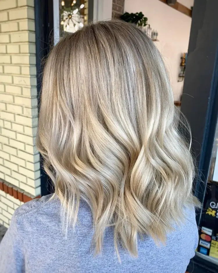 what-cut-short-bob-wavy-woman-blond-champagne-highlights-balayage