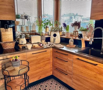 wooden-cabinets-black-countertop-trendy-kitchen-design-ideas