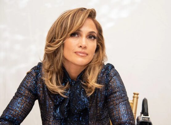 60s style inspired side part curtain bangs effortless curls blond hair jennifer lopez