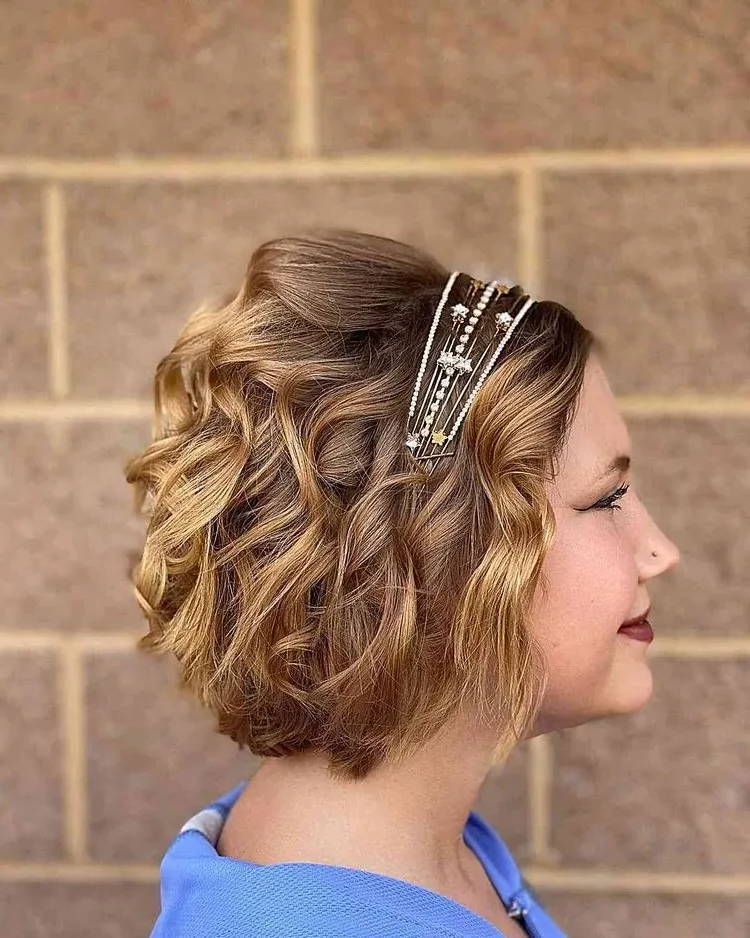 A stylish hairband beautifies every short hairdo